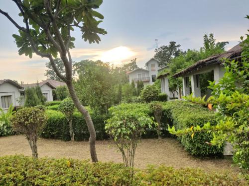 - Vistas a una casa con árboles y arbustos en Beyond The Corbett Tales Resort and Spa en Rāmnagar