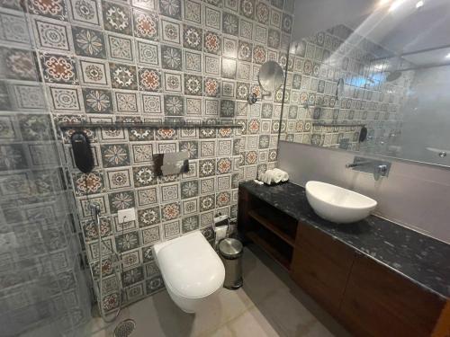 Corbett Selva Resort By DevStayZ في رامناجار: حمام مع مرحاض ومغسلة