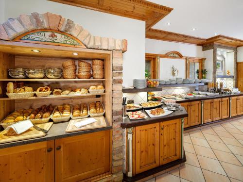 a bakery with a lot of food on display at Posthotel Walhalla Regensburg Ost in Donaustauf