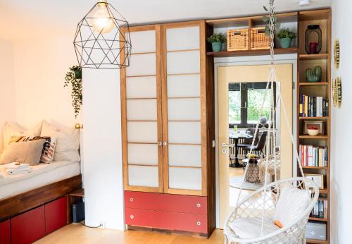 a room with a sliding door and a swing at Zentrale & gemütliche Wohnung mit Sonnenbalkon in Essen