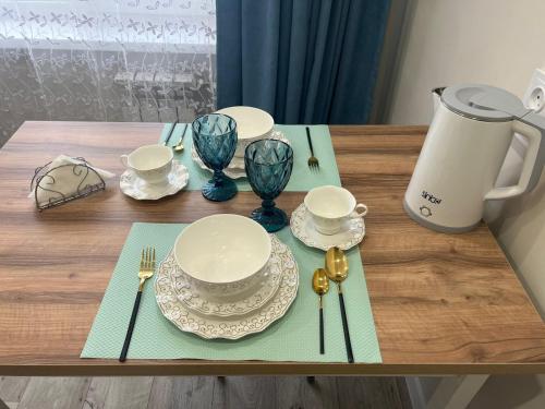 Příslušenství pro přípravu čaje a kávy v ubytování Квартира 1.5