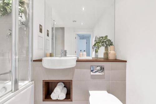 a bathroom with a sink and a toilet and a shower at MODERN LUXE APT just 10 MINS from TOWER BRIDGE! EASY ACCESS TO TUBE AND BUS in London