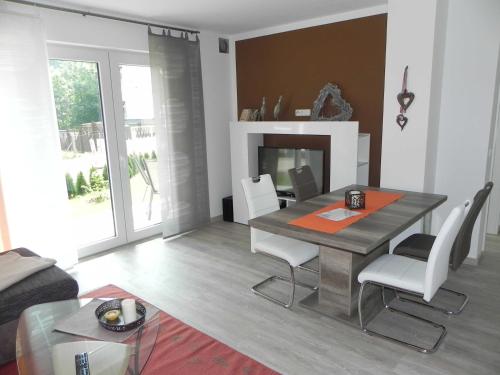 ein Wohnzimmer mit einem Esstisch und Stühlen in der Unterkunft Villa Bettina - Ferienwohnung 04 in Heringsdorf