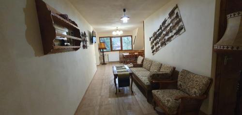 - un salon avec un canapé, des chaises et une table dans l'établissement Cabanuta Ancutei, à Rucăr