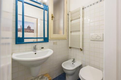 佛羅倫斯的住宿－Lucky House，一间带水槽和卫生间的浴室以及窗户。