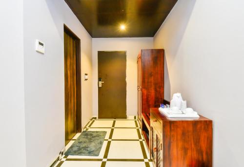 um corredor com piso em azulejo e uma porta em Laxmi Niwas em Jaipur