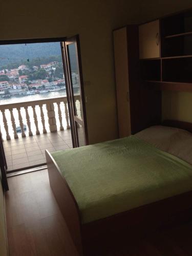 um quarto com uma cama e uma varanda com vista em Villa marija em Smokvica