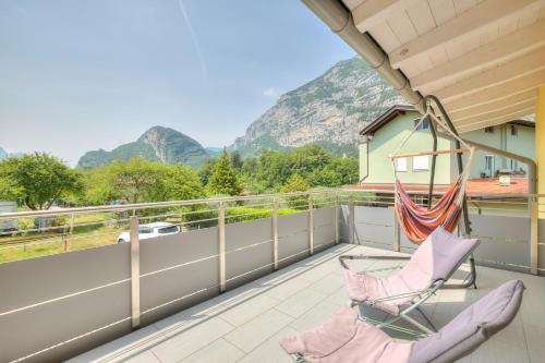 un balcón con hamaca y vistas a las montañas en Mirabelle - Happy Rentals, en Dro