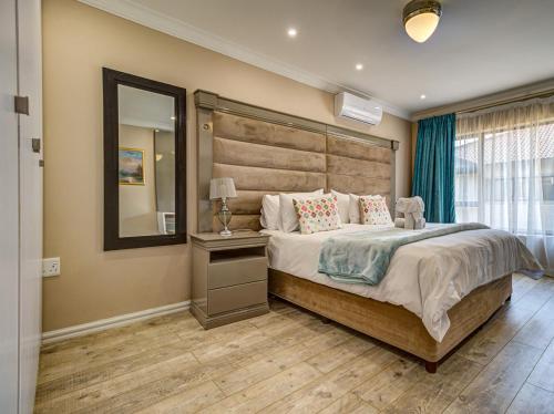 Кровать или кровати в номере Eagle Rock Executive Guest House
