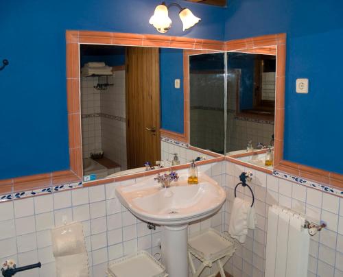 y baño con lavabo y espejo. en Saika Rural, en Manjirón
