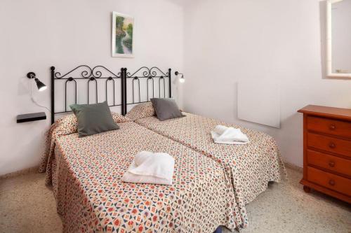 Casablanca 46 Oasis Properties في نيرخا: غرفة نوم عليها سرير وفوط