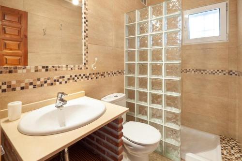 Un baño con lavabo, inodoro y ducha. en Casablanca 46 Oasis Properties, en Nerja