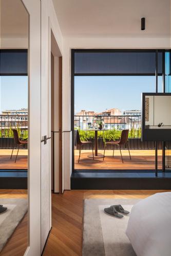 Un ou plusieurs lits dans un hébergement de l'établissement Juno Hotel Sofia, a Member of Design Hotels