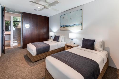 Ένα ή περισσότερα κρεβάτια σε δωμάτιο στο Waves 1 Hamilton Island - Ocean Views and buggy
