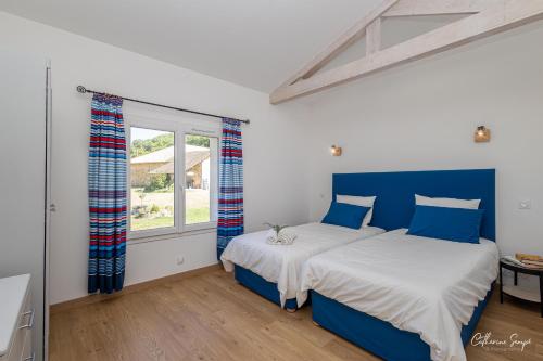 1 Schlafzimmer mit 2 Betten und einem Fenster in der Unterkunft Les Petits Faulongs 
