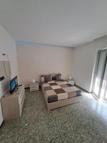 Family home في أندريا: غرفة نوم بها سرير ومكتب وتلفزيون