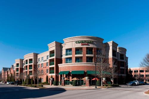 un edificio en una calle frente a un edificio en Courtyard by Marriott Franklin Cool Springs en Franklin