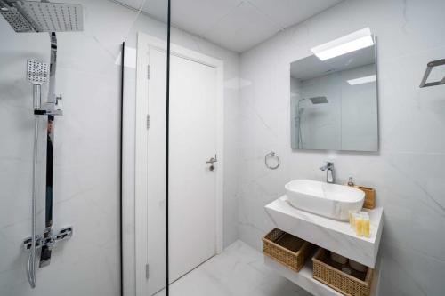 Koupelna v ubytování LUXFolio Retreats - City Living Redefined