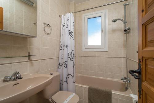 La salle de bains est pourvue de toilettes, d'un lavabo et d'une douche. dans l'établissement Tetuan 7 Oasis Properties, à Nerja