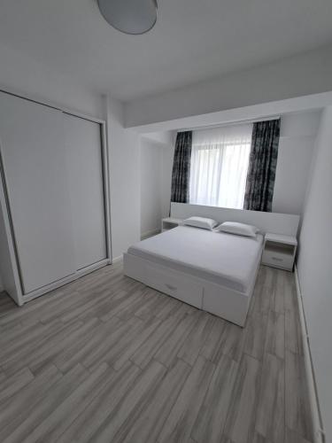 クラヨーヴァにあるCome&Chillのベッドルーム1室(ベッド1台、大きな窓付)