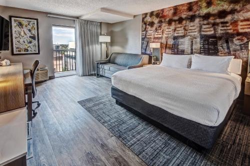 Katil atau katil-katil dalam bilik di Courtyard by Marriott Nashville Vanderbilt West End