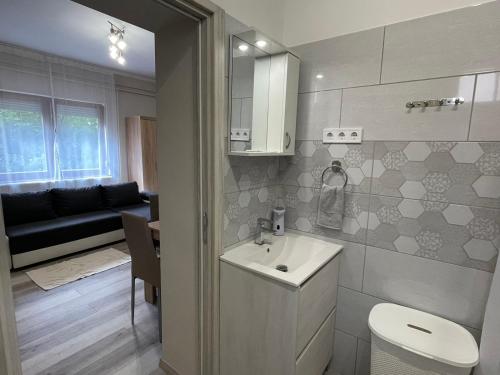 Ванная комната в Tulipán Apartman