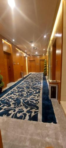 a hallway with a blue and white carpet in a building at الماسم للأجنحة المخدومة- الملك فهد in Riyadh