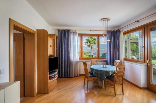 Una cocina y un comedor con mesa y sillas. en Annenhof Apt Spatz in der Hand, en Caldaro