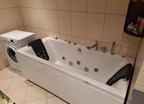 的住宿－Dom na Air show Radom 2023，带浴缸的浴室和卫生间