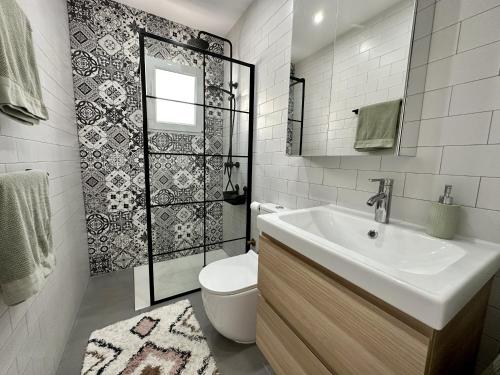 een witte badkamer met een wastafel en een toilet bij Las Palmas 8b Oasis Properties in Nerja