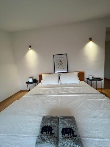1 dormitorio con 1 cama con 2 mantas en Magnolia Apartment Zadar, en Zadar