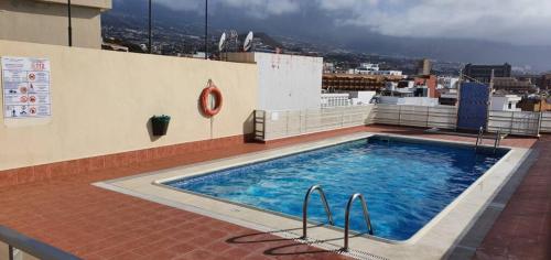 een zwembad op het dak van een gebouw bij Mirador del Atlántico - Aptos Tosca in Puerto de la Cruz