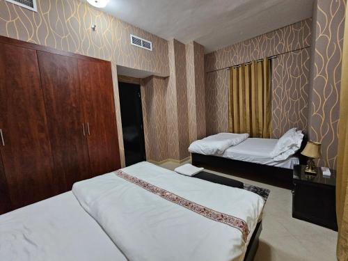 Freshlook 2 BHK in Marina 707