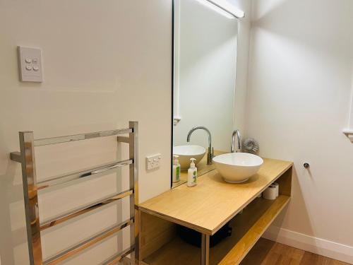 baño con 2 lavabos en una encimera de madera en Luxurious Home Close to Beach en Dunedin