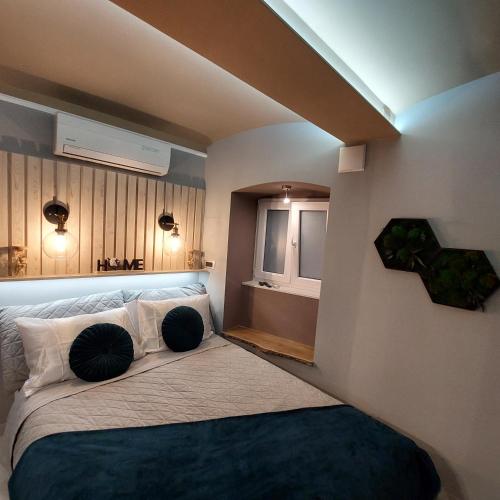een slaapkamer met een bed met 2 kussens erop bij HOME in BLACK, designer decorated in Zagreb