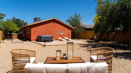 Red Rock - Desert feel - Game Room في جوشوا تري: حديقة خلفية بها طاولة وكراسي ومبنى