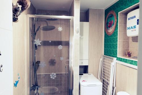 a bathroom with a shower with a toilet and a sink at Apartamento Erase Una Vez En Sierra Nevada in Sierra Nevada