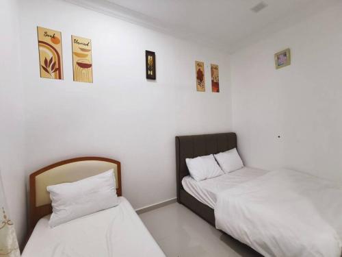 Krevet ili kreveti u jedinici u okviru objekta Ipoh stadium 1min/wahkeongpark simee 18pax bungalow cottage