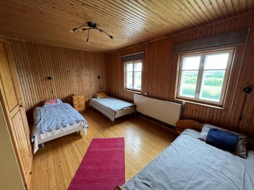 Habitación con 2 camas y 2 ventanas. en Veskisilla hostel, 