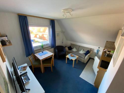 - un petit salon avec un canapé et une table dans l'établissement Oberdeck, à Norderney