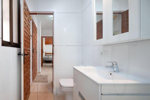 Baño blanco con lavabo y aseo en Tetuan 11 Oasis Properties, en Nerja