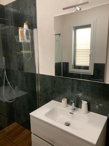 een badkamer met een wastafel en een spiegel bij CASA VACANZE MAZARA in Mazara del Vallo