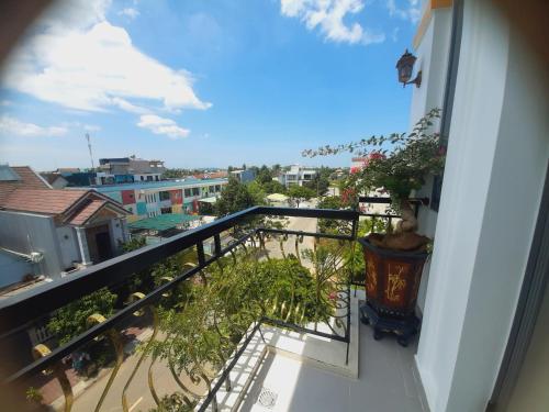 balcón con vistas a la ciudad en Nhà Nghỉ Hà My en Quang Ngai