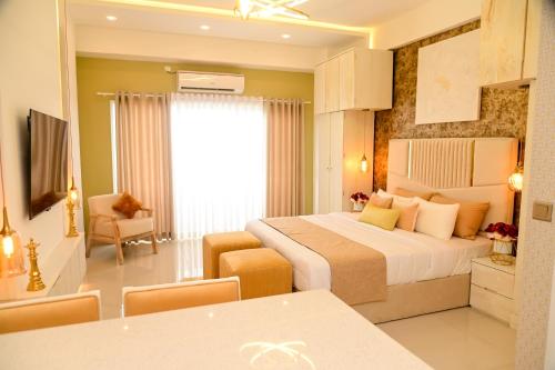 Postel nebo postele na pokoji v ubytování Ocean Breeze - UDAYA Luxury Apartments
