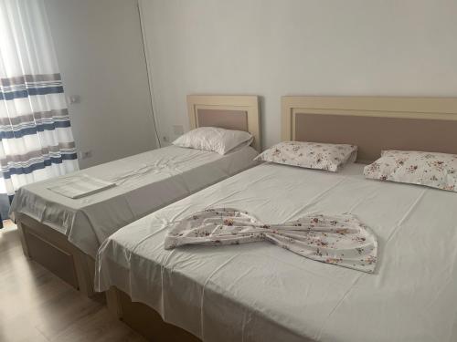eine Fliege auf zwei Betten in einem Zimmer in der Unterkunft Villa Rejan in Pogradec