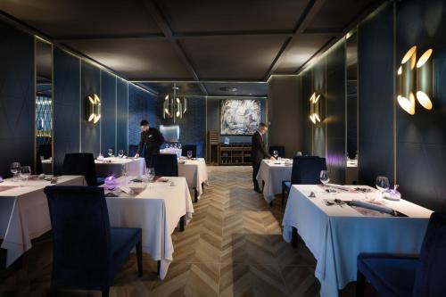 Un restaurante o sitio para comer en Hotel Riu Palace Palmeras - All Inclusive