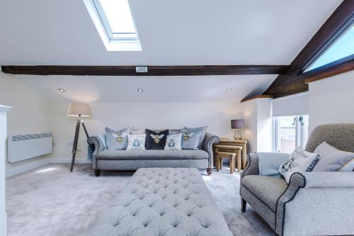 sala de estar con 2 sillas y sofá en Unique 1-bed cottage in Beeston by 53 Degrees Property, ideal for Couples & Friends, Great Location - Sleeps 2, en Beeston