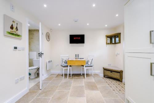 Pokój ze stołem i krzesłami oraz toaletą w obiekcie Unique 1-bed cottage in Beeston by 53 Degrees Property, ideal for Couples & Friends, Great Location - Sleeps 2 w mieście Beeston