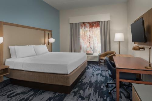 Fairfield Inn & Suites Roanoke Hollins/I-81にあるベッド