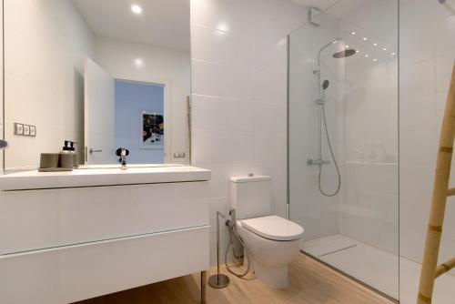 a bathroom with a toilet and a sink and a shower at Balcon de Porteria in Telde